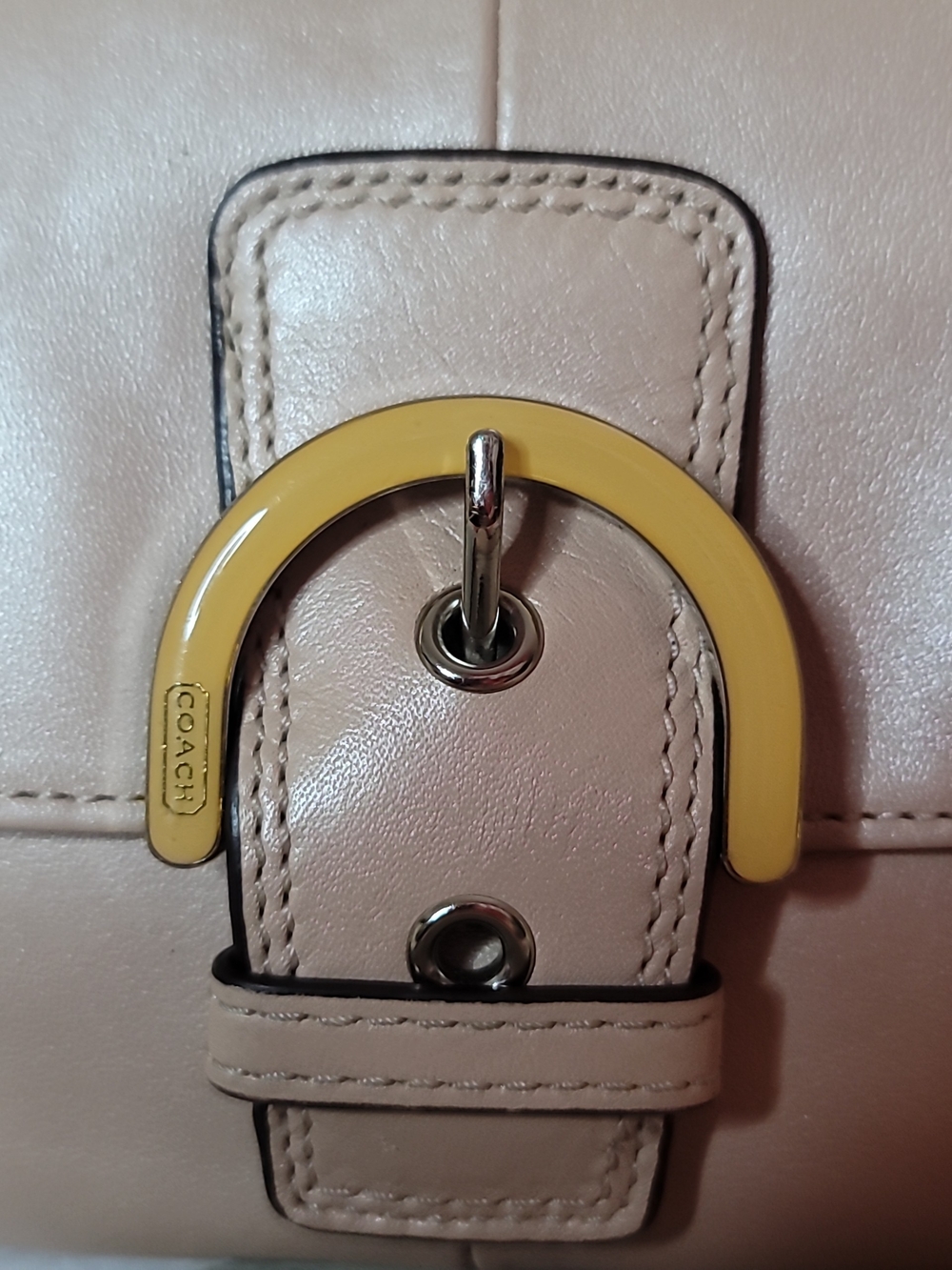 ✨ Rare VINTAGE Coach Soho Pearlescent Pink Leather Crossbody Flap Bag - EUC✨️ - Picture 2 of 8